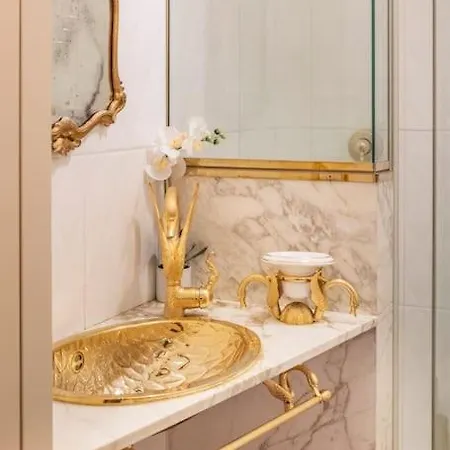 Ground Floor Luxe Historic Studio City Centre Bologna