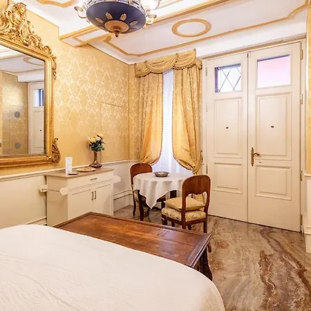 Ground Floor Luxe Historic Studio City Centre